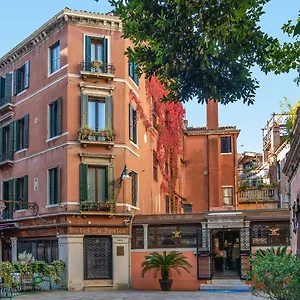 La Fenice Et Des Artistes 3* Venedik
